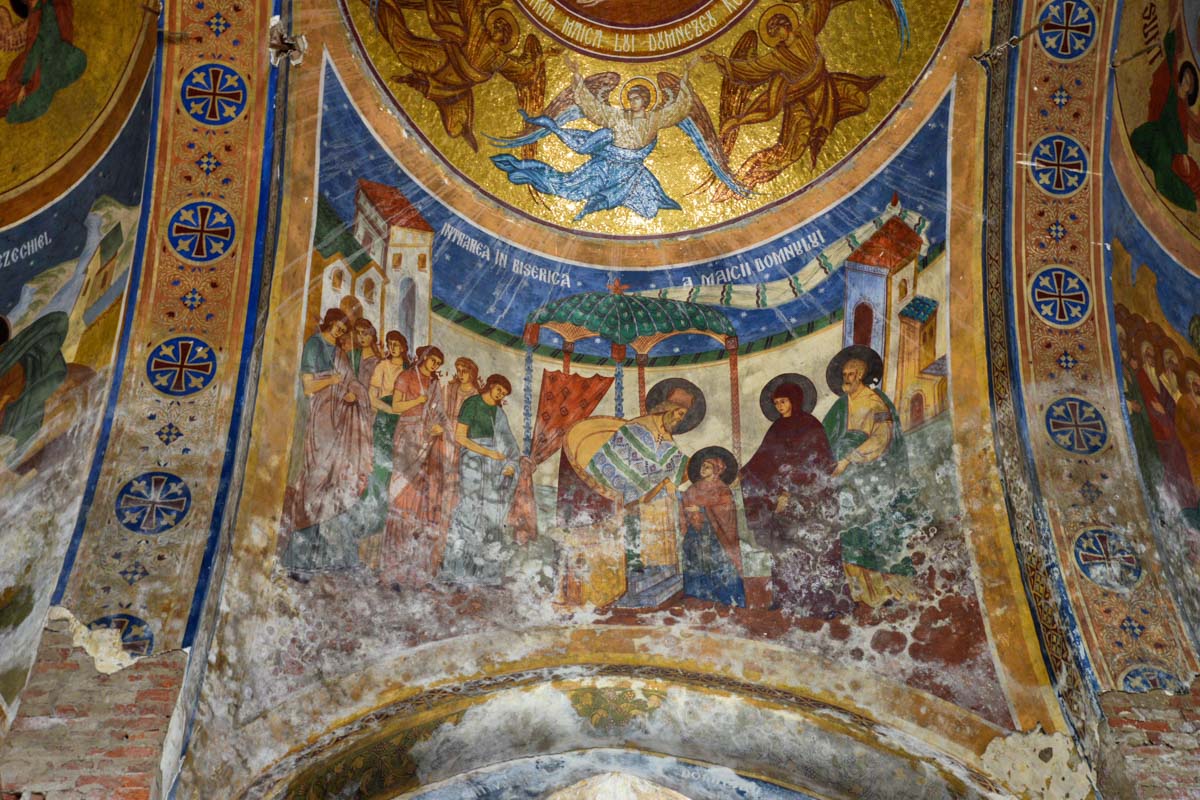 Die erstaunlich gut erhaltenen Fresken in der Kirche von Săpânţa in Rumänien wurden mehrfach restauriert und erstrahlen nun in neuem Glanz