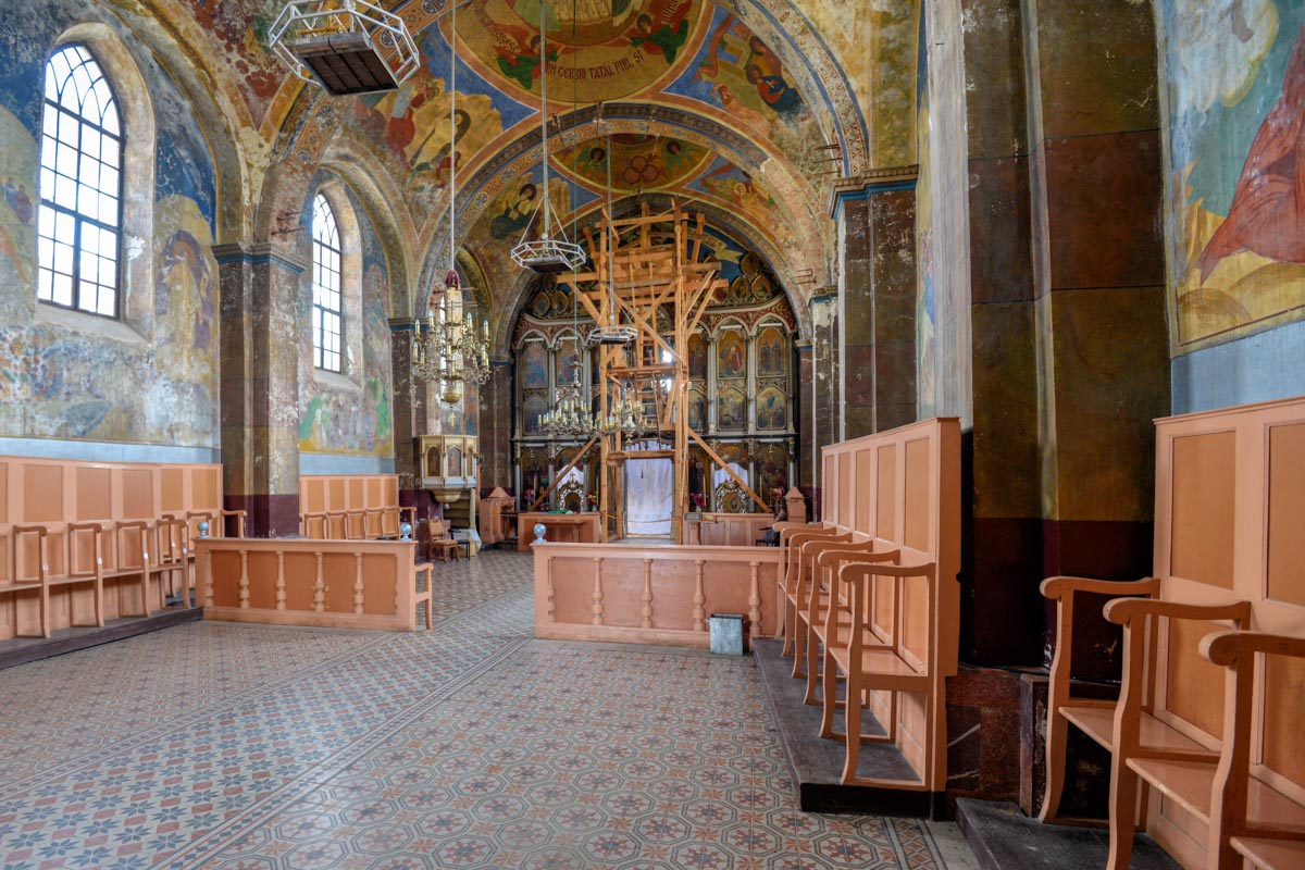 Für ein orthodoxes Gotteshaus ist das Interieur der Kirche von Săpânţa in Rumänien außergewöhnlich hell und geräumig