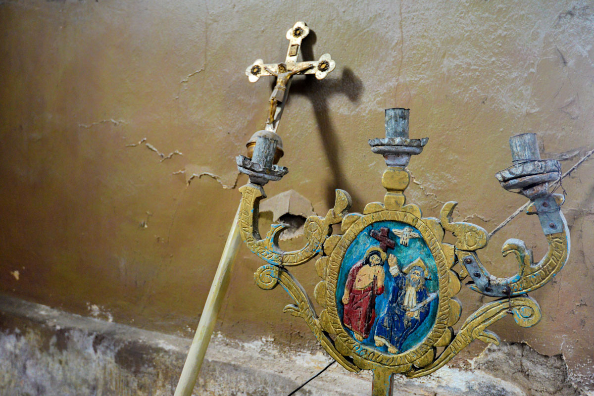 Auch die Kerzenleuchter in der Kirche von Săpânţa, Rumänien, sind mit bunten Bildern versehen