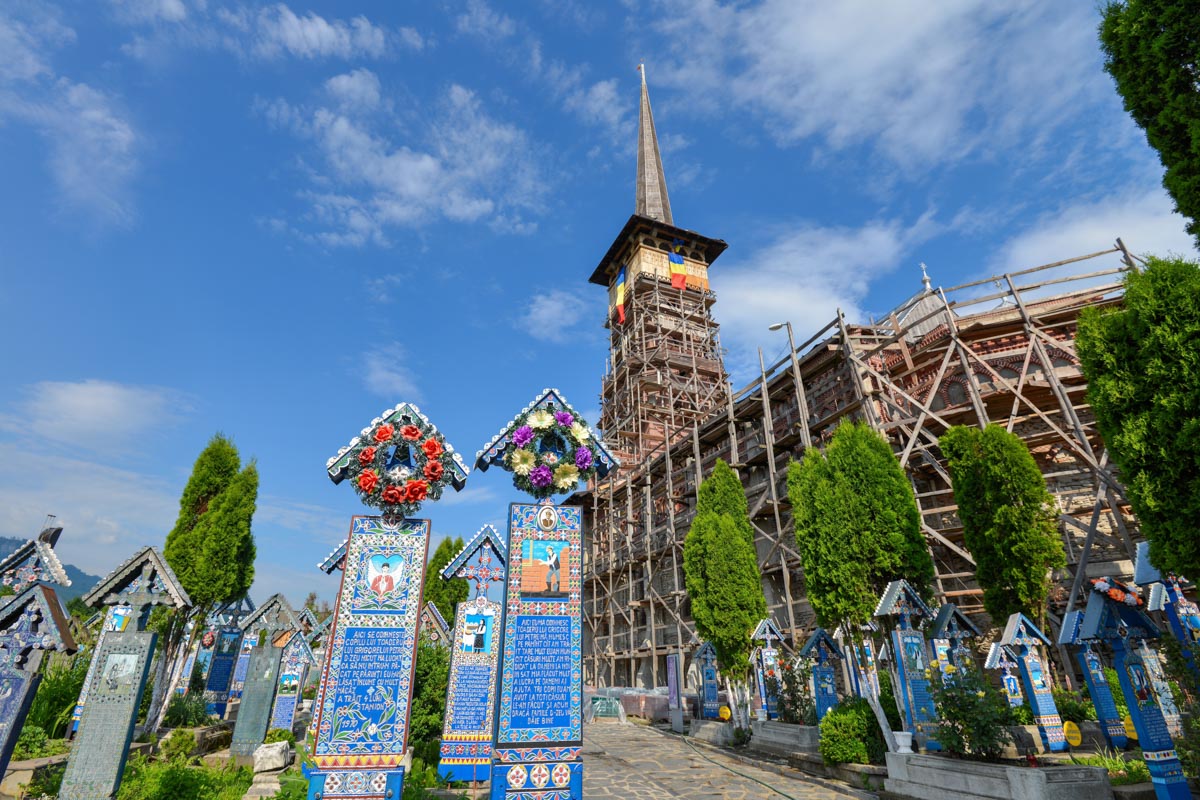 Die Kirche am fröhlichen Friedhof von Săpânţa wurde zuletzt 2015 renoviert und begeistert vor allem durch die herrlichen Fresken in ihrem Inneren, Rumänien