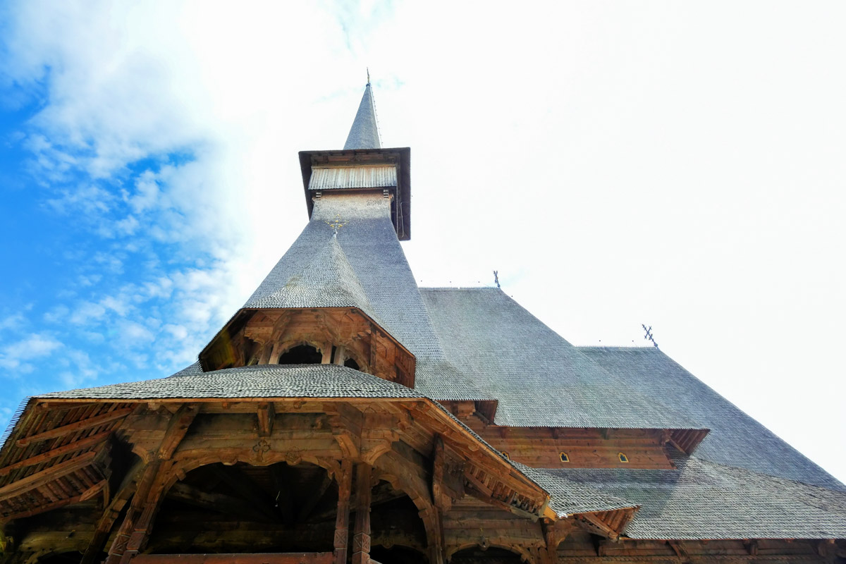 Finanziert wurde der Bau des Klosters des Erzengel Michael von Carmen und Grigore Adamescu, Săpânța, Rumänien