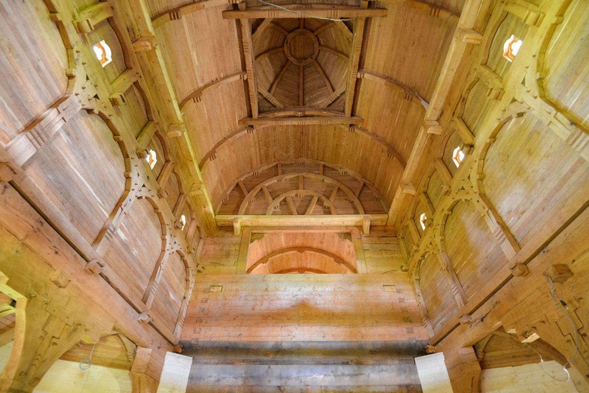 Die Kirche des Erzengels Michael in Săpânța, Rumänien, besteht zu hundert Prozent aus massivem Eichenholz, nicht einmal die Nägel bestehen aus Eisen