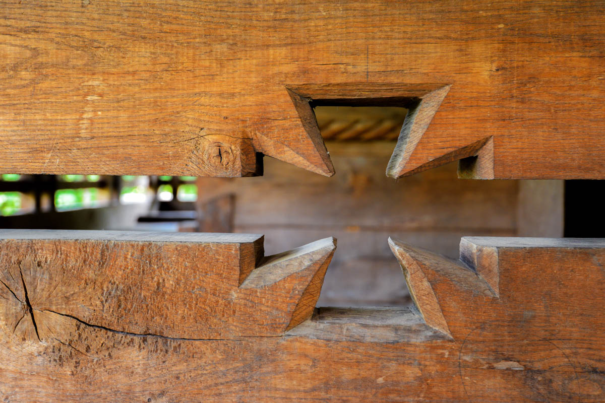 Die Holzkirche des Klosters des Erzengels Michael in Săpânța wurde erst 2003 fertiggestellt und dennoch nach traditioneller Weise errichtet, Rumänien