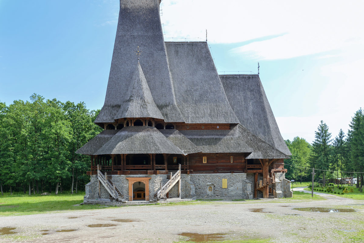 Das Kloster des Erzengels Michael beeindruckt durch Größe, kann aber mit dem Flair der Kirchen des UNESCO-Welterbes nicht mithalten, Rumänien