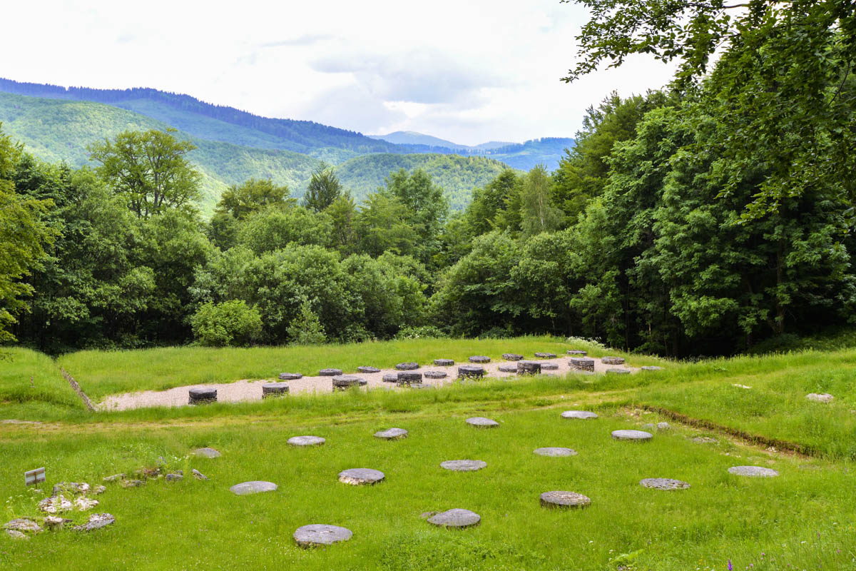 Die Fundamente der Säulen, die einst die Tempel von Sarmizegetusa Regia stützten, sind heute noch exakt auszumachen, Rumänien