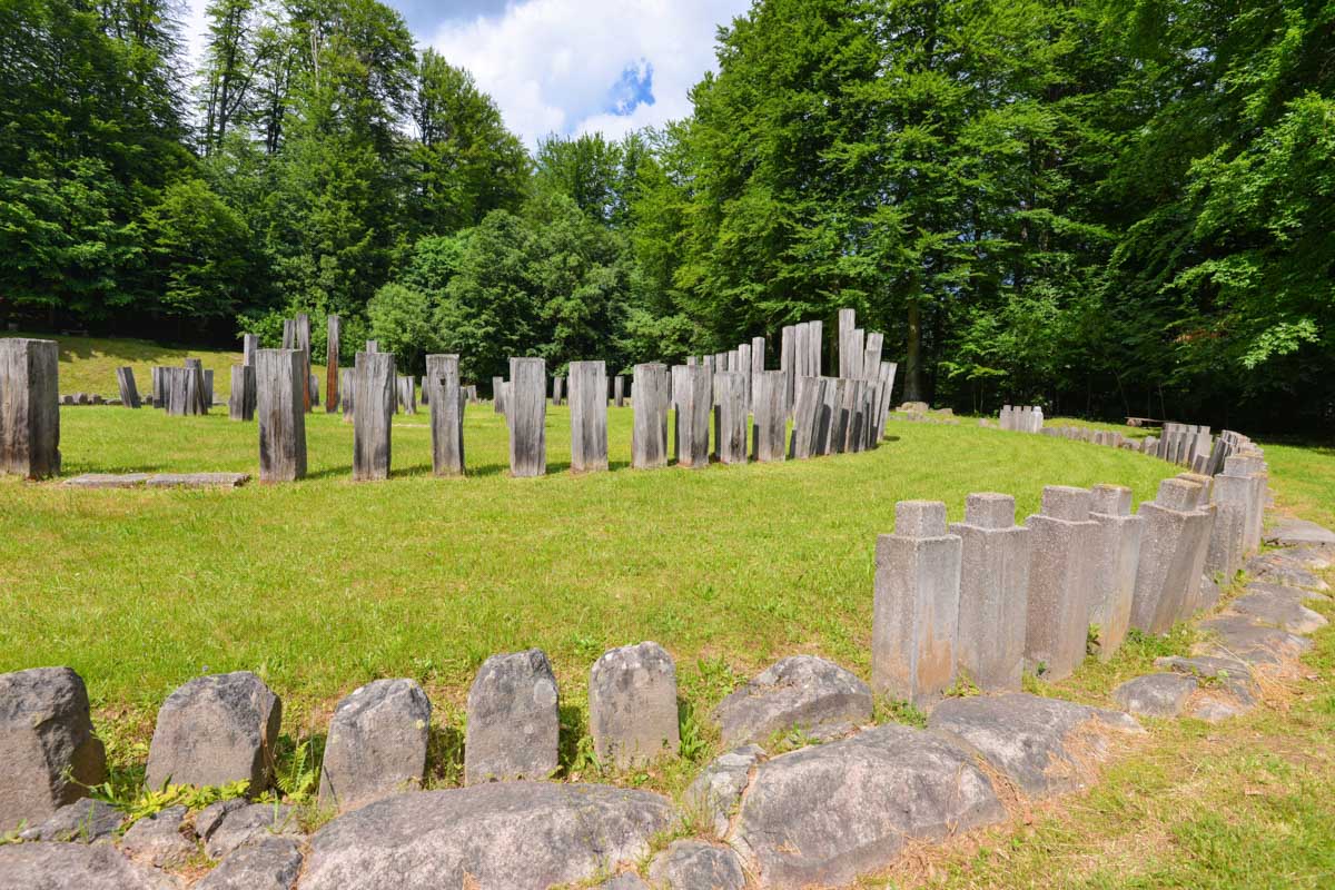 Gemeinsam mit fünf weiteren Festungen in der Umgebung zählt die „königliche Felsenfestung“ in Rumänien seit 1999 zum Weltkulturerbe der UNESCO