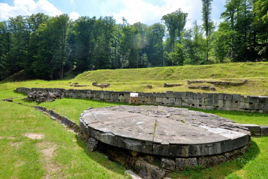 Mit dieser gewaltigen Sonnenuhr konnten die Daker in ihrer Hauptstadt Sarmizegetusa Regia vor zweitausend Jahren die Zeit messen, Rumänien - © FRASHO / franks-travelbox