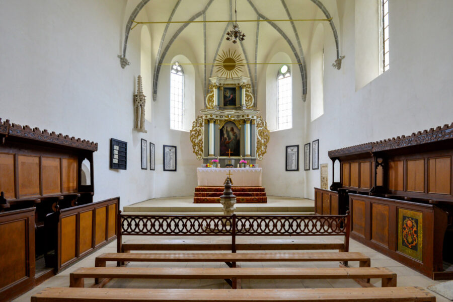 Das eher schlichte Innere der Kirchenburg von Saschiz ziert ein hübscher österreichischer Barockaltar aus dem Jahr 1735, Rumänien - © FRASHO / franks-travelbox