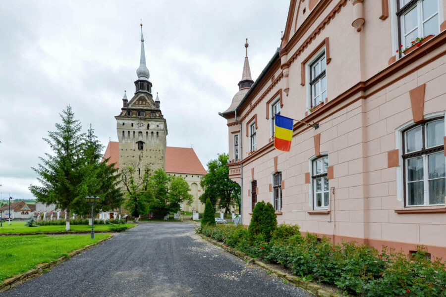 Von der Ringmauer der Wehrkirche von Saschiz ist heute nur der Nordturm erhalten geblieben, der 1677 zum Glockenturm ausgebaut wurde, Rumänien - © FRASHO / franks-travelbox