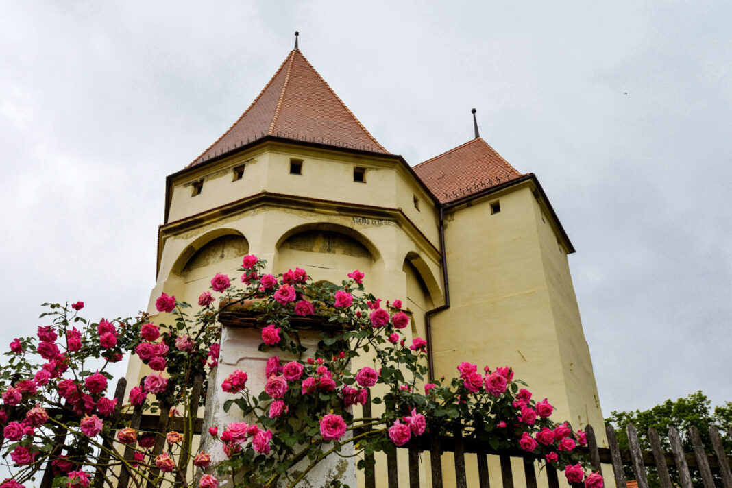 Die Kirchenburg in Saschiz aus dem späten 15. Jahrhundert verlieh dem Ort einen Eintrag in der UNESCO-Weltkulturerbeliste, Rumänien - © FRASHO / franks-travelbox