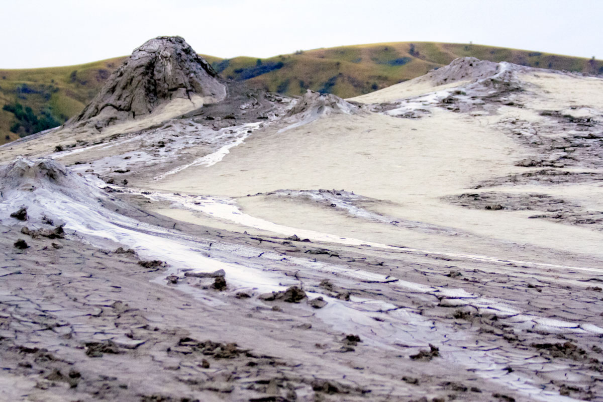 Sind die Gase der Schlammvulkane bei Berca gerade besonders aktiv, kann es sein, dass das gesamte Plateau eine einzige Schlammpfütze ist, Rumänien