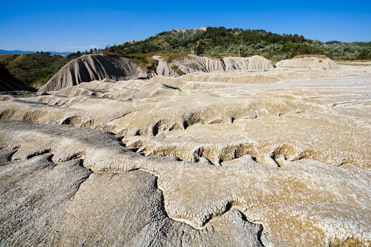 Die Plateaus mit den Schlammvulkanen bei Berca sollten am besten zu Fuß erkundet werden, denn selbst für einen Geländewagen kann die Strecke schon manchmal schwierig werden, Rumänien