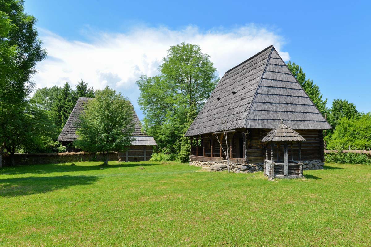 An die 30 vollständig eingerichtete traditionelle Gutshöfe können im Freilichtmuseum von Sighetu Marmatiei besichtigt werden, Rumänien