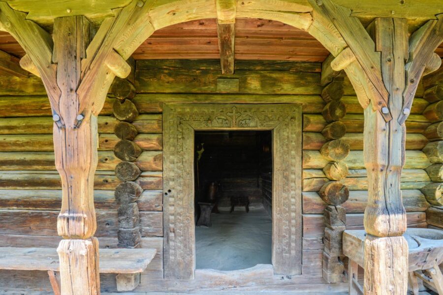 Kunstvoll verzierter Eingang zu einem traditionellen Gehöft im Freilichtmuseum von Sighetu Marmatiei, Rumänien - © FRASHO / franks-travelbox