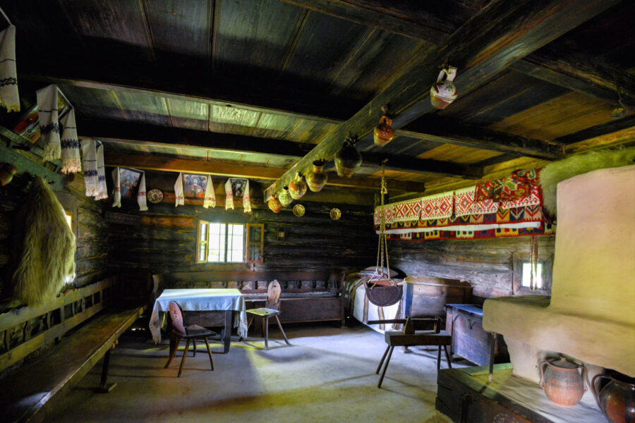 Manche Räume im Freilichtmuseum von Sighetu Marmatiei wirken regelrecht kunstvoll, Rumänien - © FRASHO / franks-travelbox