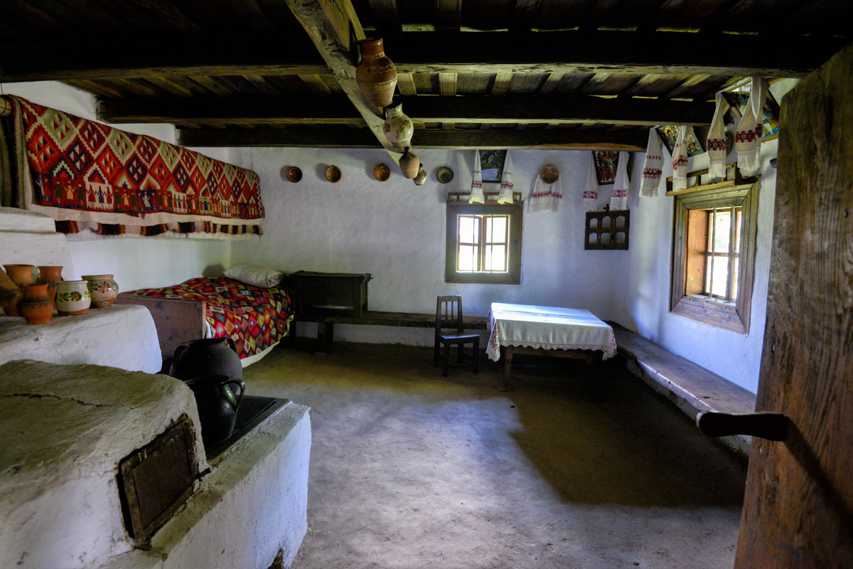 Die historische Höfe im Freilichtmuseum von Sighetu Marmatiei sind mit Vorratskammern, Wohnzimmer, Küchen und Schlafräume vollständig eingerichtet, Rumänien