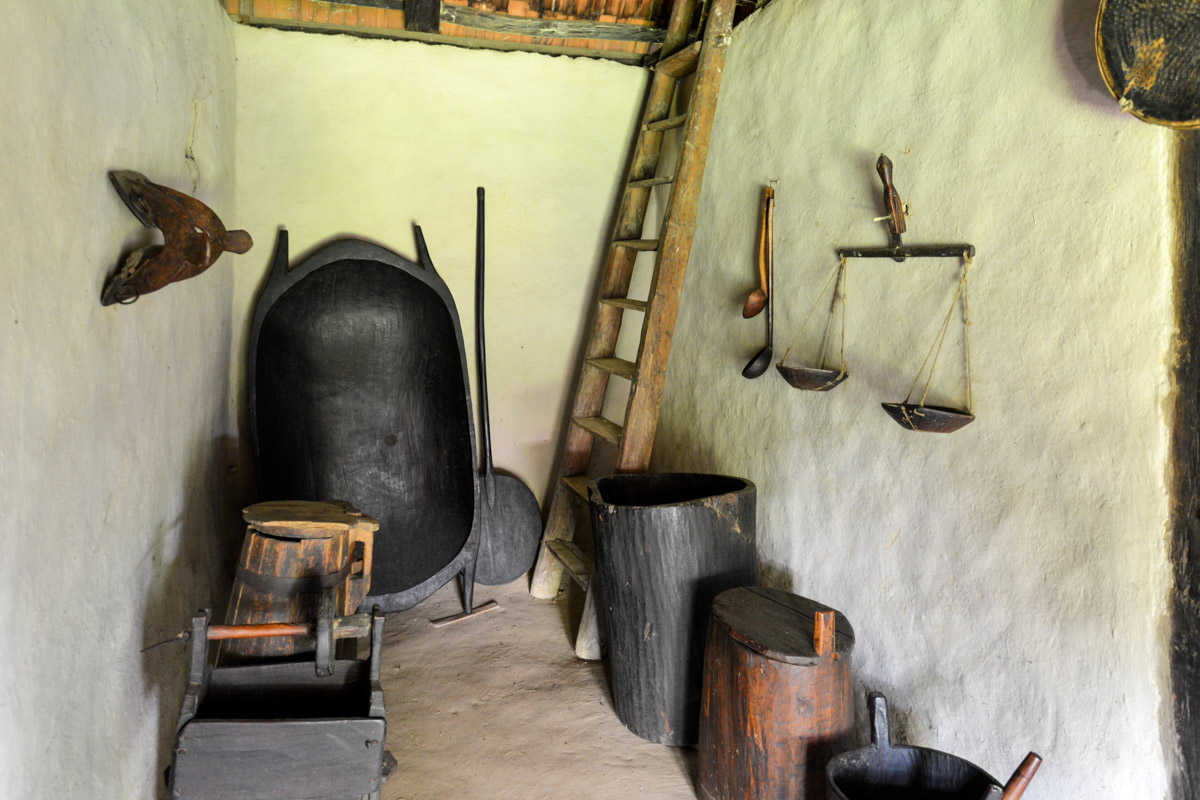 Vorratskammer mit historischen Gerätschaften im Freilichtmuseum von Sighetu Marmatiei, Rumänien