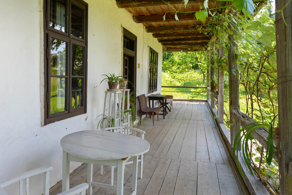 Idyllische Veranda eines Gutshofes im Freilichtmuseum von Sighetu Marmatiei, Rumänien