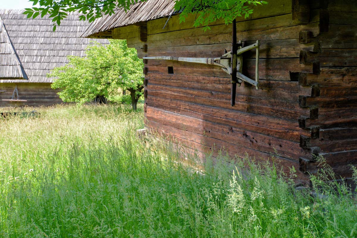 Landwirtschaftliche Gerätschaften sind im Freilichtmuseum von Sighetu Marmatiei, Rumänien, an nahezu jedem Hof zu finden