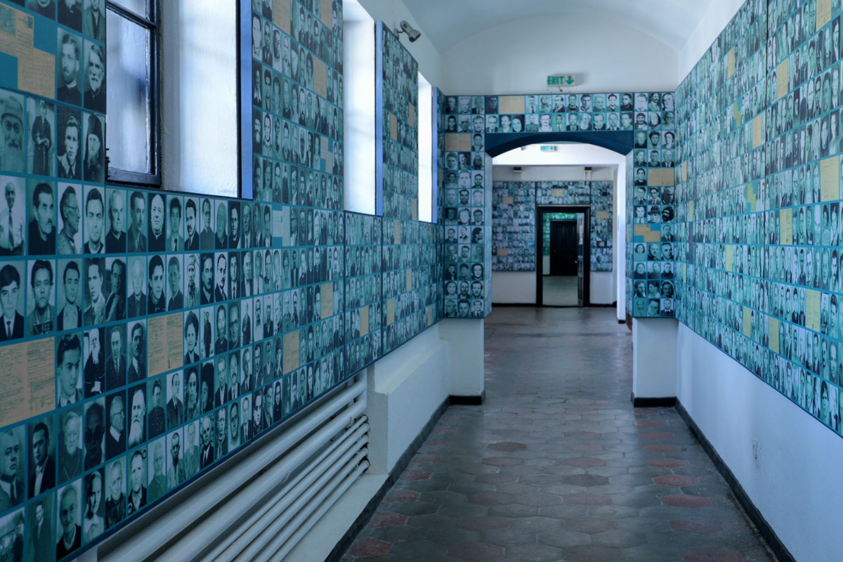 Die Wände des Sighet Memorials sind mit Bildern der politisch Verfolgten gepflastert, die im einstigen Gefängnis in Rumänien inhaftiert waren