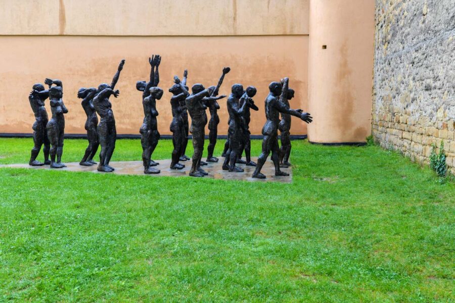 Das Bronze-Denkmal „Der Opferzug“ im Sighet Memorial in Rumänien wurde im Jahr 1998 von Aurel Vlad geschaffen - © FRASHO / franks-travelbox