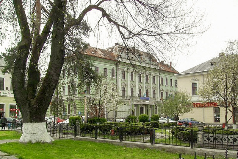 Das Rathaus von Sighetu Marmatiei begrenzt den Freiheitsplatz im Zentrum der Stadt an der Ostseite, Rumänien