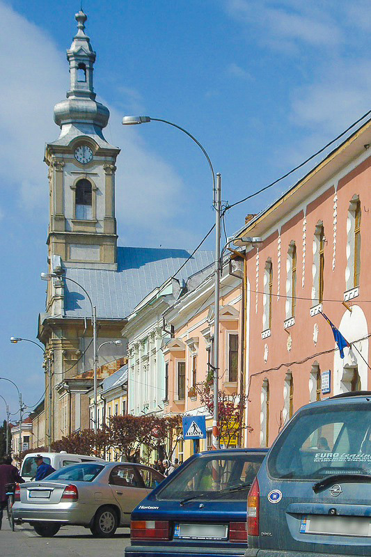 Die römisch-katholischen Kirche des Hl. Borromäus in Sighetu Marmatiei liegt an der Nordseite des Freiheitsplatzes neben dem Maramureș-Museum, Rumänien