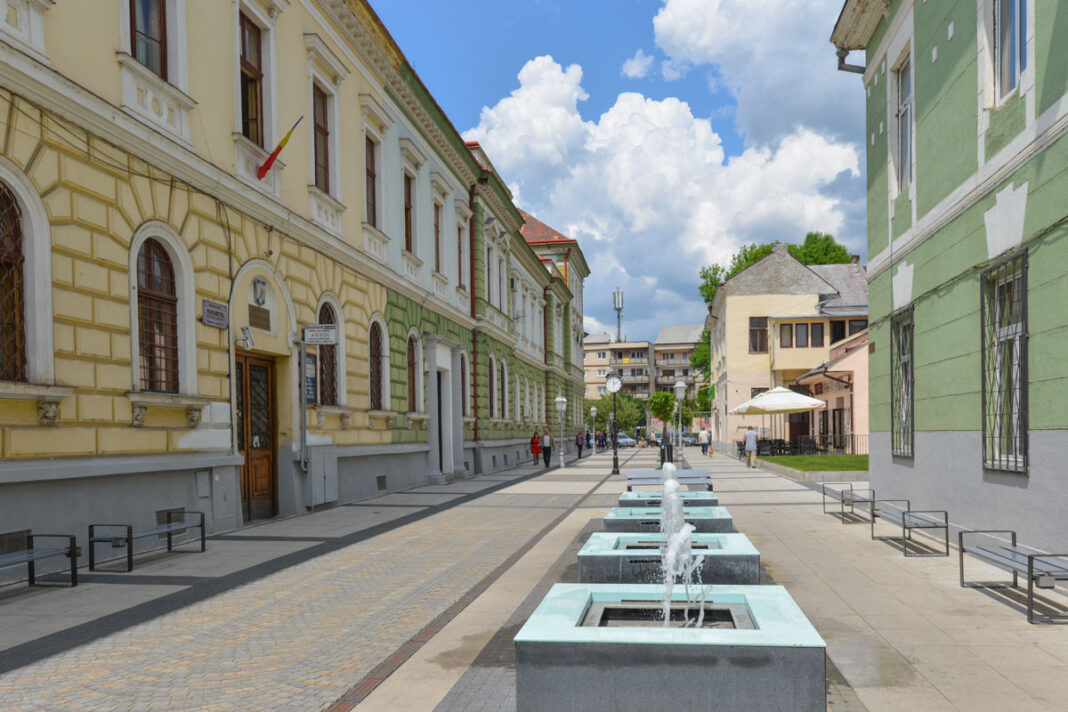 Blick auf die Strada Corneliu Copusu zwischen dem Sighet Memorial und der Hauptstraße von Sighetu Marmatiei   - © FRASHO / franks-travelbox