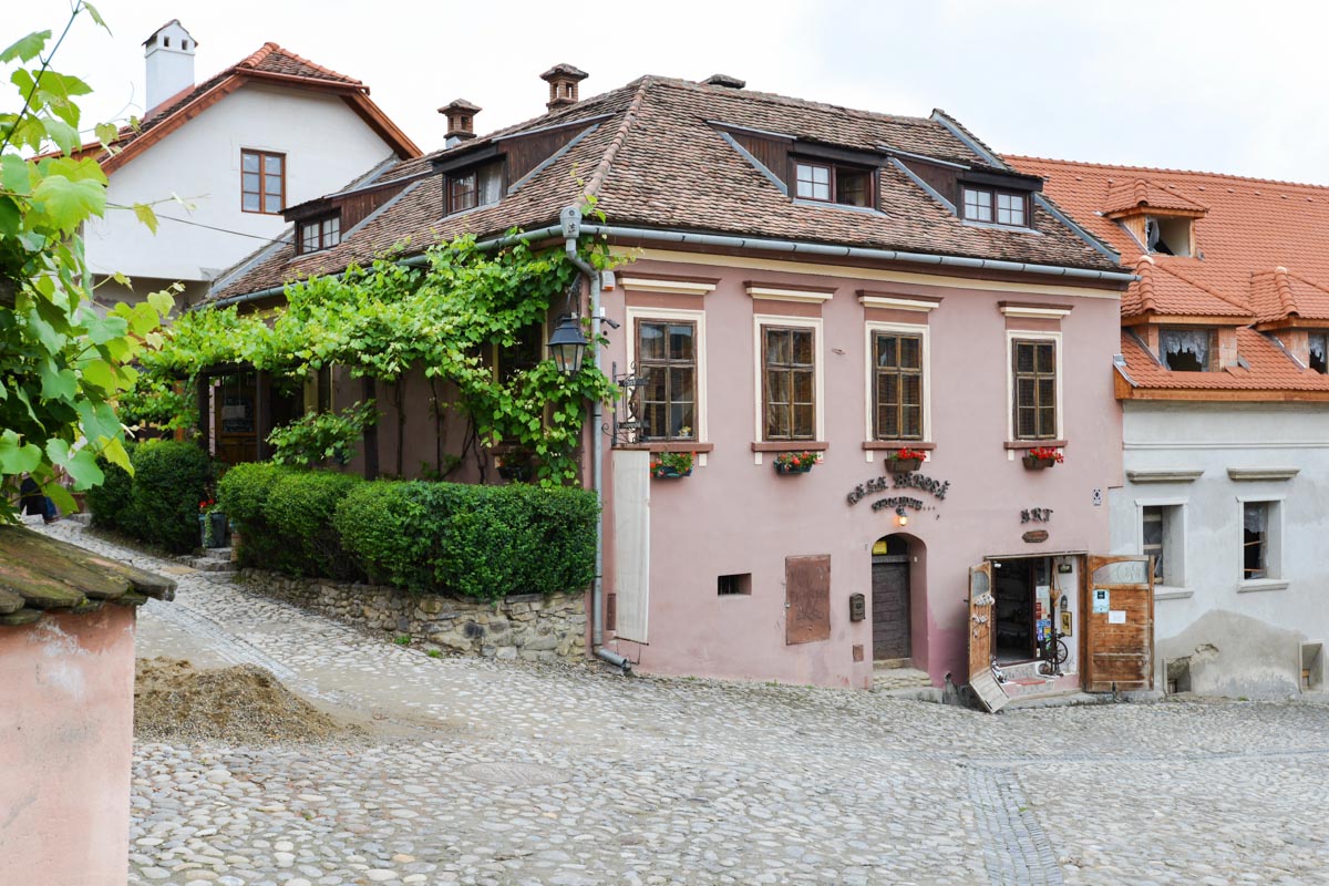 Noch heute werden die verwinkelten Gassen von Sighisoara von pastellfarbenen Bürgerhäusern gesäumt, Rumänien