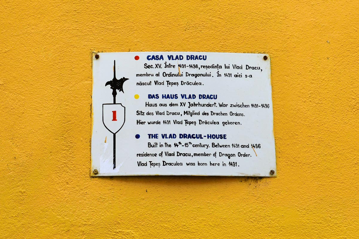 Hinweistafel am Casa Vlad Dracu in Sighisoara, dem angeblichen Geburtshaus des „echten“ Graf Dracula, Rumänien - © FRASHO / franks-travelbox