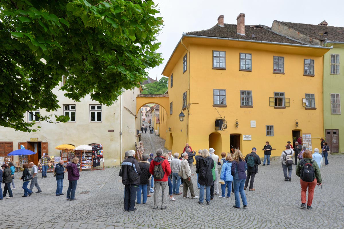 Touristen und Souvenirstände am Casa Vlad Dracu, in dem „der Pfähler“ angeblich 5 Jahre gewohnt hat