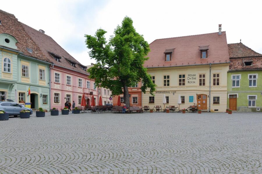 Der kopfsteingepflasterte Marktplatz von Sighisoara wird von mehreren sehenswerten Handelshäusern gesäumt - © FRASHO / franks-travelbox