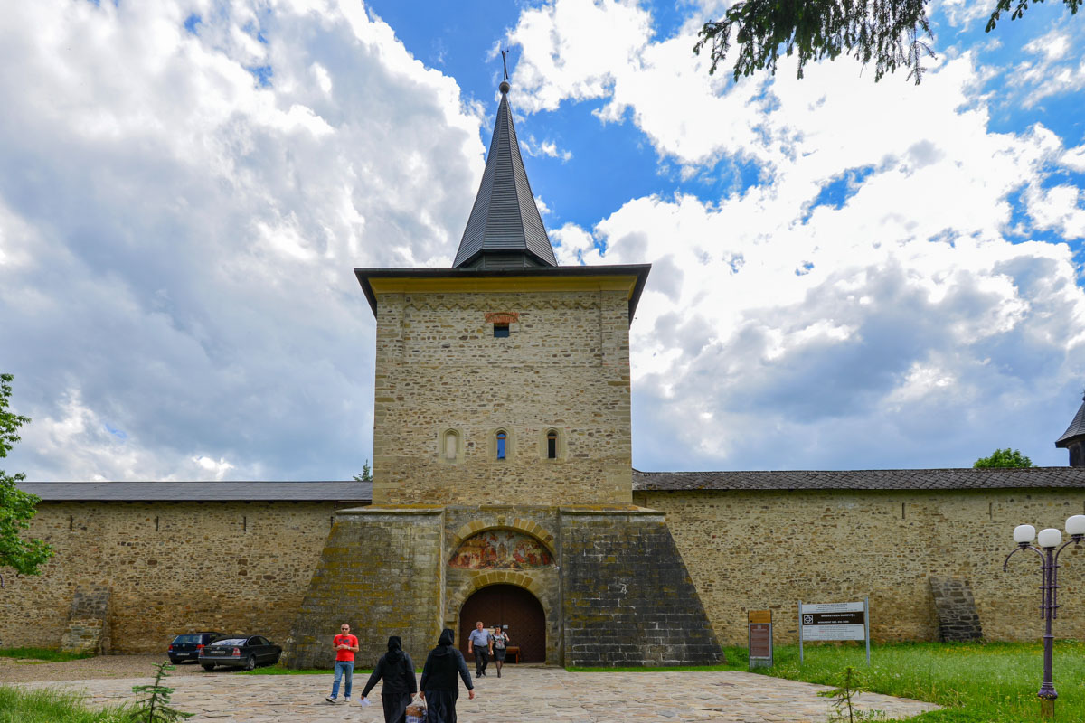 Ein Jahr nach Fertigstellung des Klosters von Sucevița kamen die imposanten Wehrmauern und die vier Ecktürme rund um die Kirche hinzu, Rumänien