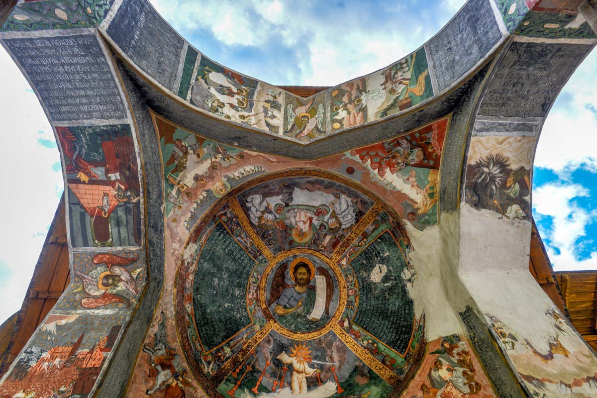 Prachtvolle Malereien schmücken die Mauern über dem Eingangsportal zur Klosterkirche von Sucevița, Rumänien
