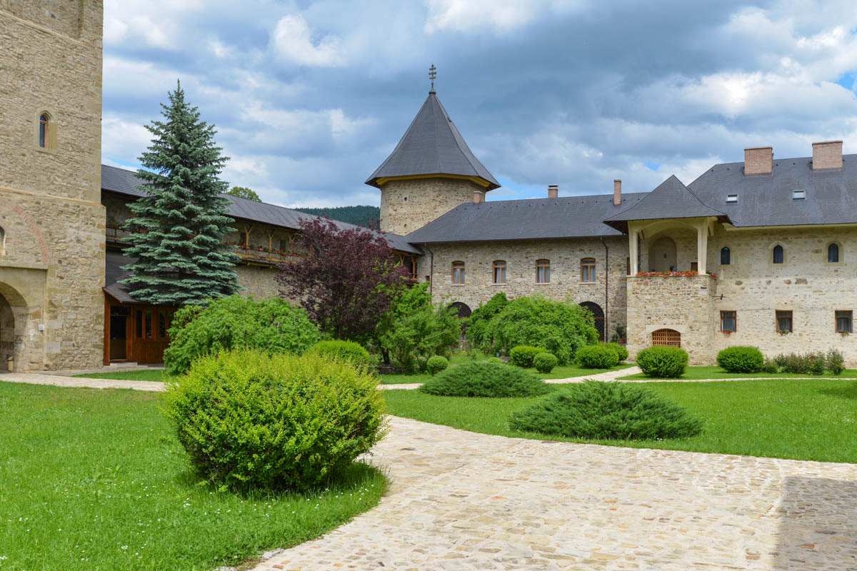 Die prachtvoll bemalte Klosterkirche von Sucevița liegt in eine wunderschöne Gartenanlage eingebettet, Rumänien