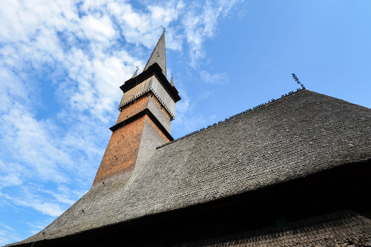 Die Holzkirche von Șurdești in Rumänien heißt eigentlich „Kirche der heiligen Erzengel Michael und Gabriel“ und stammt aus dem 18. Jahrhundert