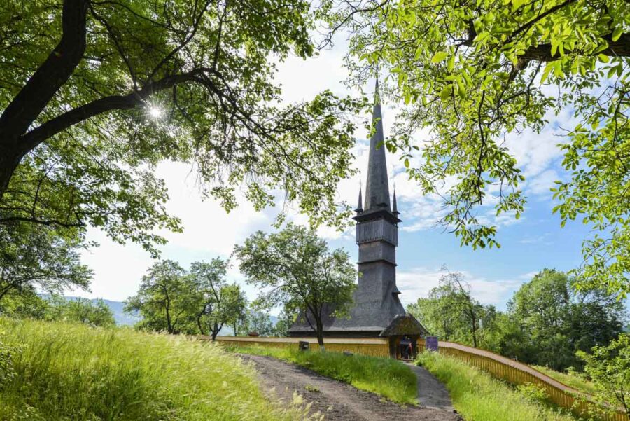 Die Holzkirche von Șurdești in Rumänien zählt zu den berühmten Maramures-Kirchen und ist das höchste Eichenholz-Bauwerk der Welt - © FRASHO / franks-travelbox