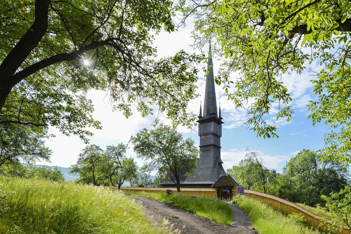 Die Holzkirche von Șurdești in Rumänien zählt zu den berühmten Maramures-Kirchen und ist das höchste Eichenholz-Bauwerk der Welt
