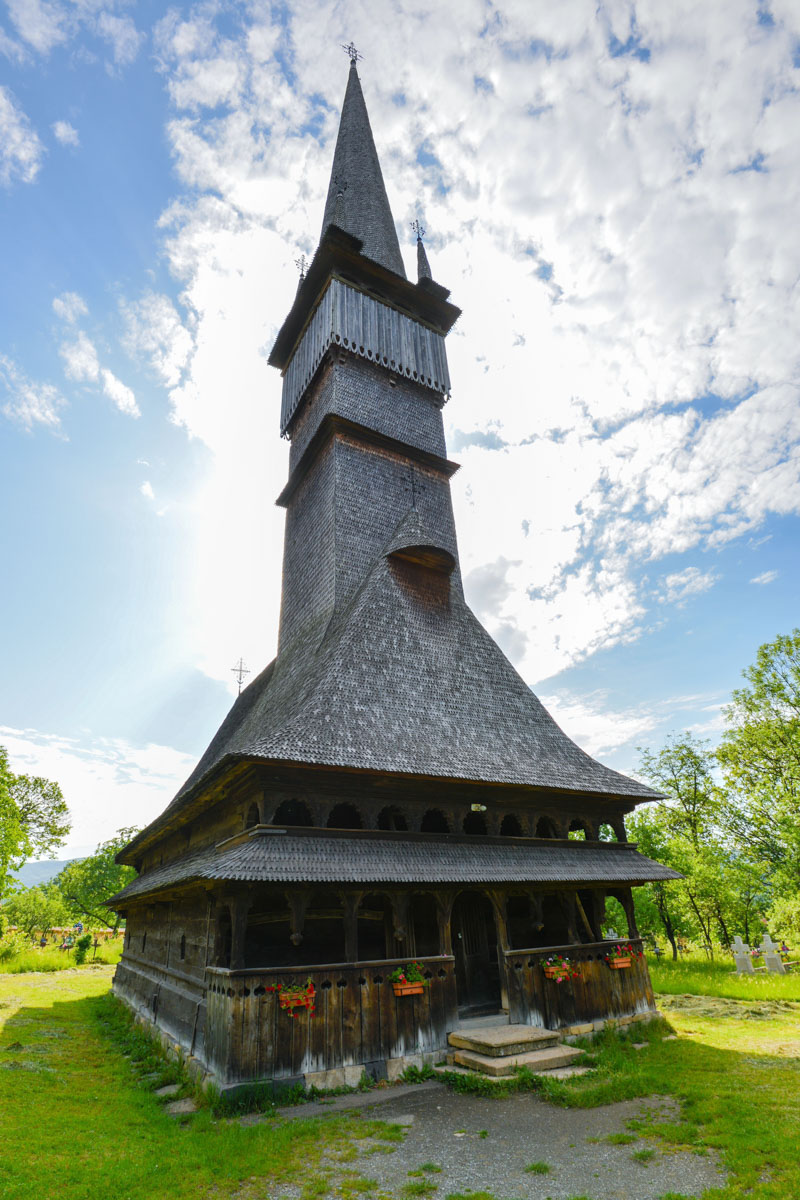 Mit dem spitz zulaufenden 72m hohen Turm ist die Holzkirche von Șurdești in Rumänien das weltweit höchste Bauwerk aus Eichenholz