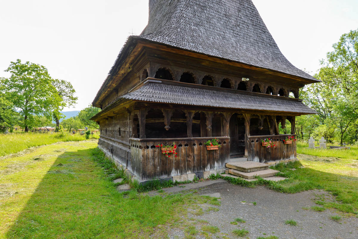 Die beiden Bogenreihen des Vorraums der Holzkirche von Șurdești sind aufgrund ihrer ungewöhnlichen Form und Dekoration besonders bemerkenswert, Rumänien