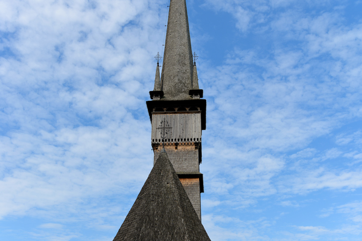 Allein das Dach des Turmes der Holzkirche von Șurdești erreicht eine Höhe von 54 Metern, Rumänien