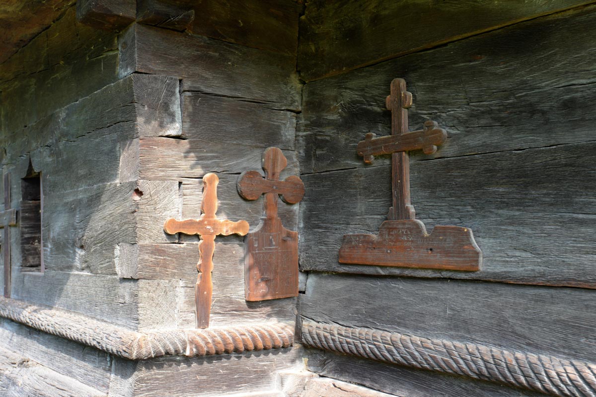 Die Kirche in Șurdești wurde im Jahr 1766 von Ion Macarie aus Eichenholz errichtet, Rumänien