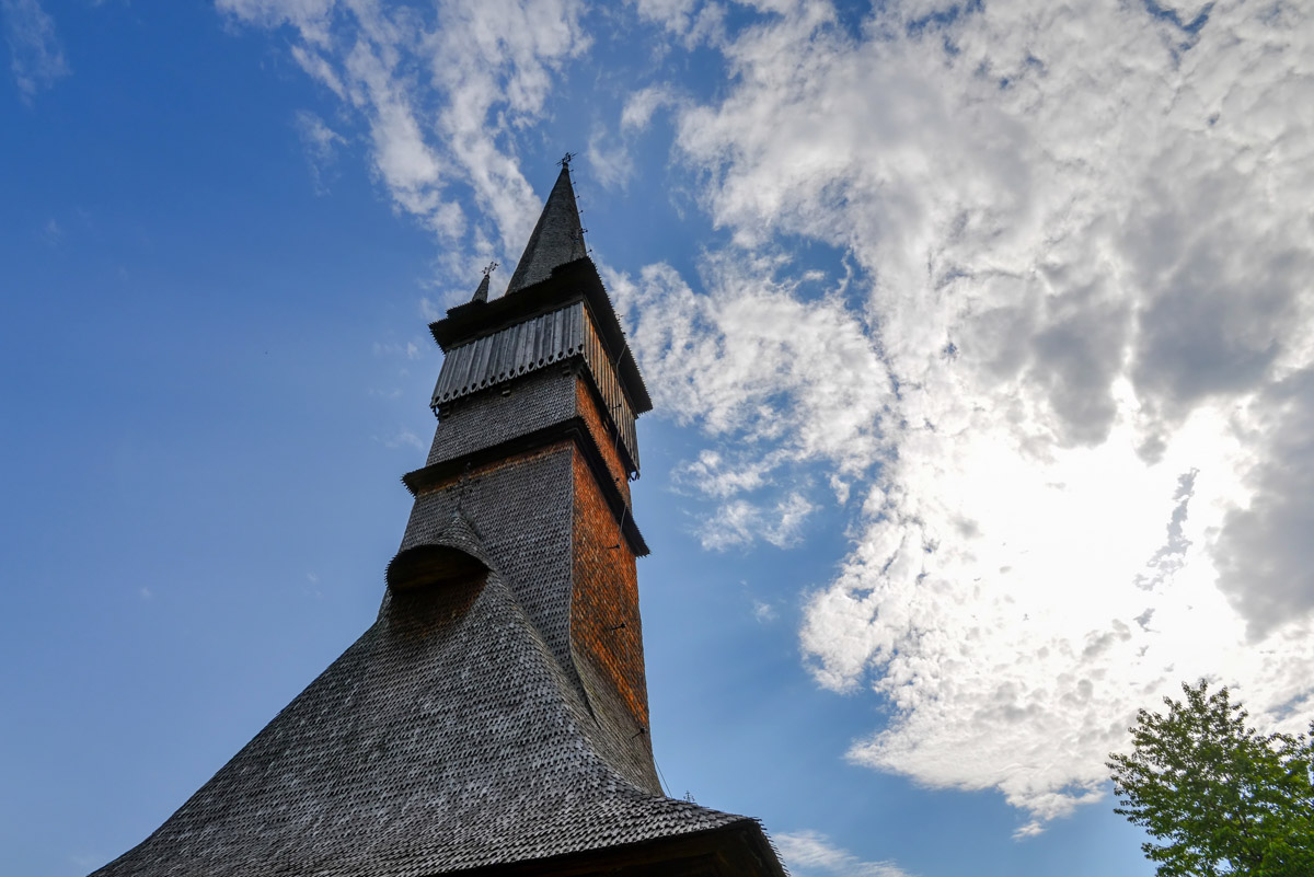 Die Holzkirche von Șurdești ist eine der berühmten rumänischen Holzkirchen im Kreis Maramures in Rumänien und seit 1999 zum Weltkulturerbe der UNESCO