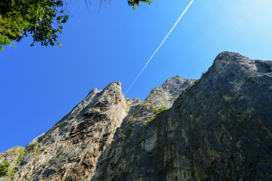 Die Steilwände der Cheile Turzii ragen bis zu 250 Meter in die Höhe und sind ein Paradies für Kletterer - © FRASHO / franks-travelbox