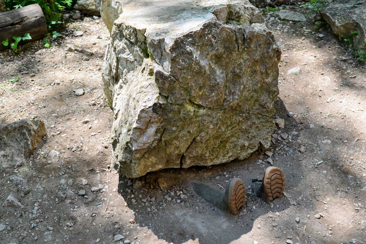 Kleiner makabrer Scherz am Wegesrand der Thorenburger Schlucht in den Westkarpaten, Rumänien