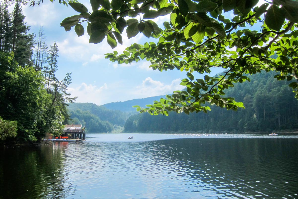Der Stausee Lacul Văliug im westlichen Rumänien wurde in den letzten Jahrzehnten zu einer nennenswerten Touristendestination