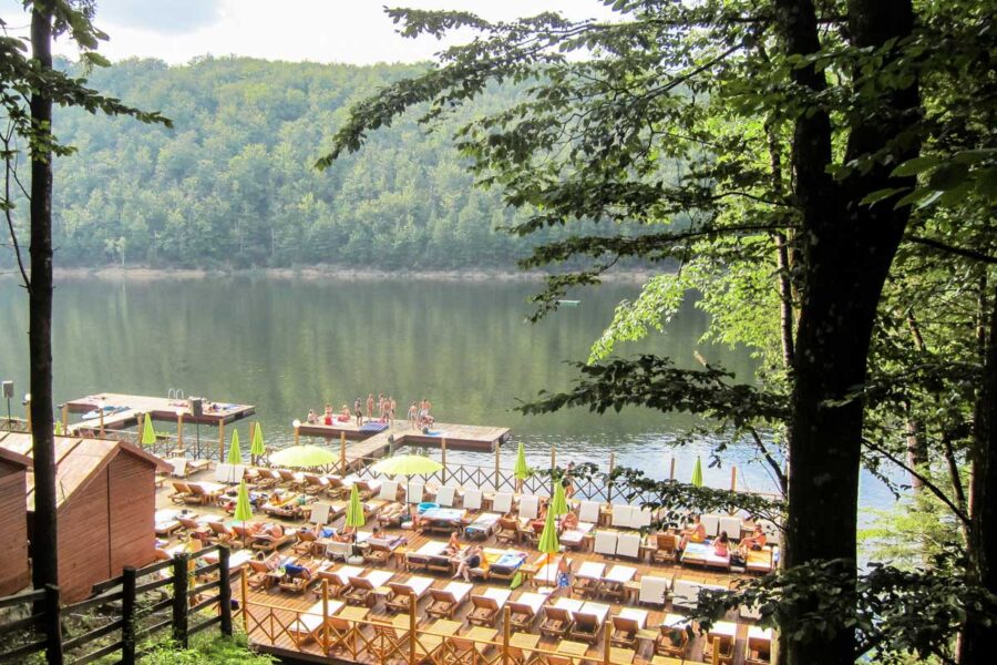 Zusätzlich zu Pensionen und Restaurants entstanden auch mehrere Freibäder am Ufer des idyllischen Lacul Valiug im Westen Rumäniens - © FRASHO / franks-travelbox