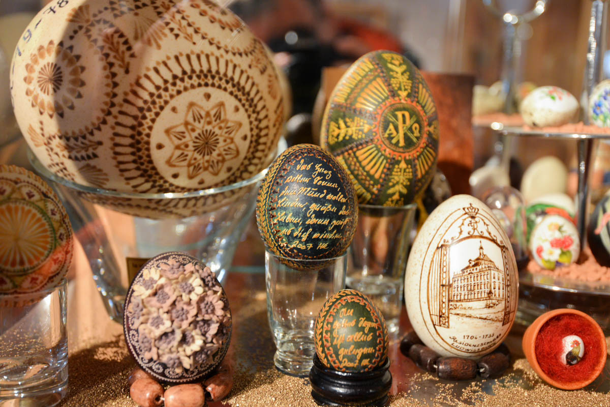 Mit Hilfe verschiedenster Materialien wurden die Eier im Ei-Museum in Vama, in fantastische Kunstwerke verwandelt, Rumänien