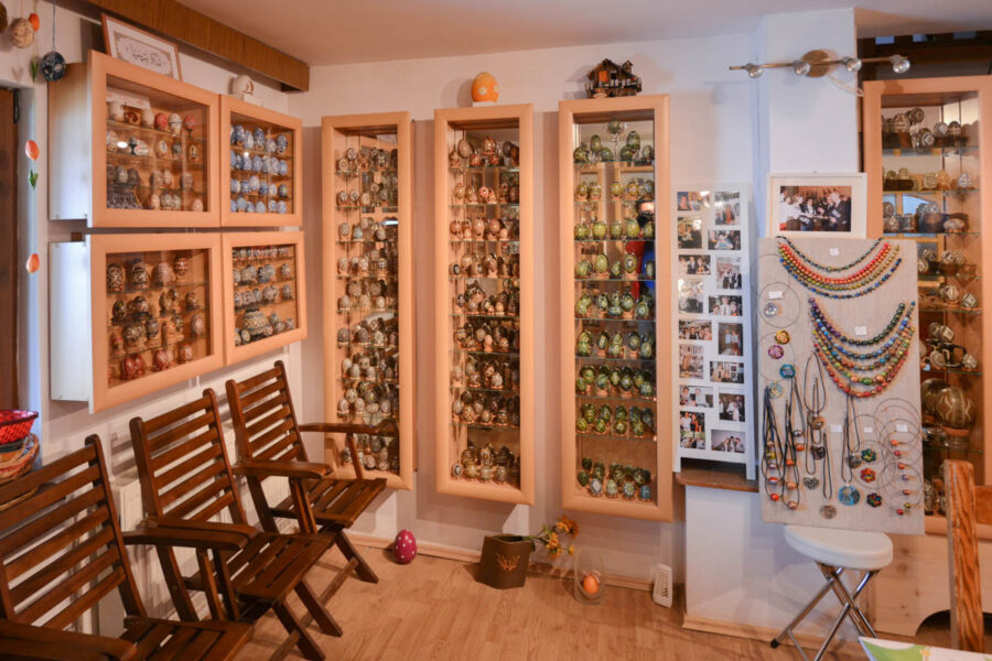In 22 Glaskästen thronen im Ei-Museum in Vama, Rumänien, Eier aus der Bukowina und aus aller Welt, die von zahlreichen Ausstellungen mitgebracht wurden - © FRASHO / franks-travelbox