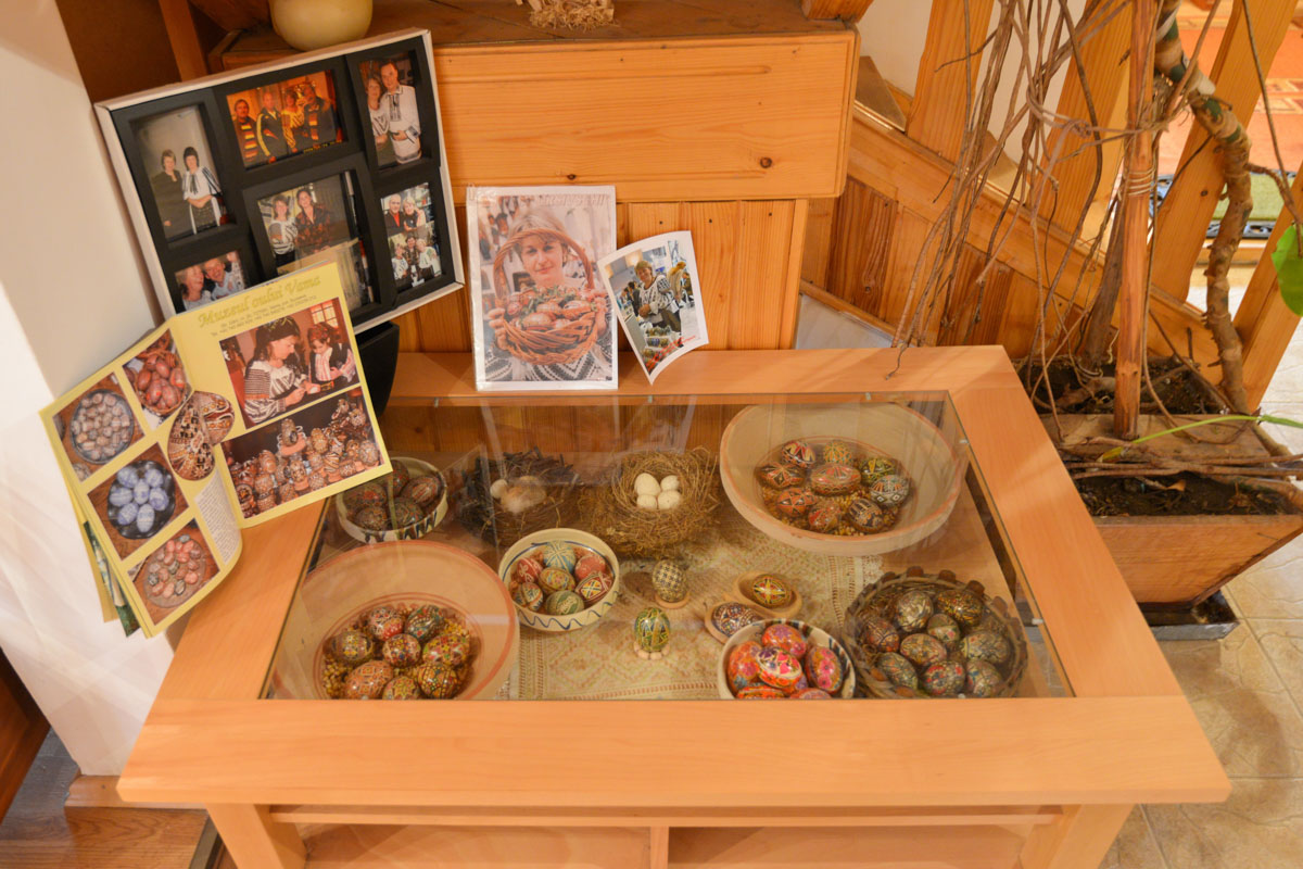 Im 600 Jahre alten Dorf Vama sind die wertvollen Eier selbstverständlich zu jedem Osterfest im Osternest zu finden, Rumänien